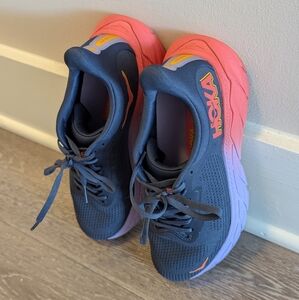 HOKA Arahi 7 Sneakers